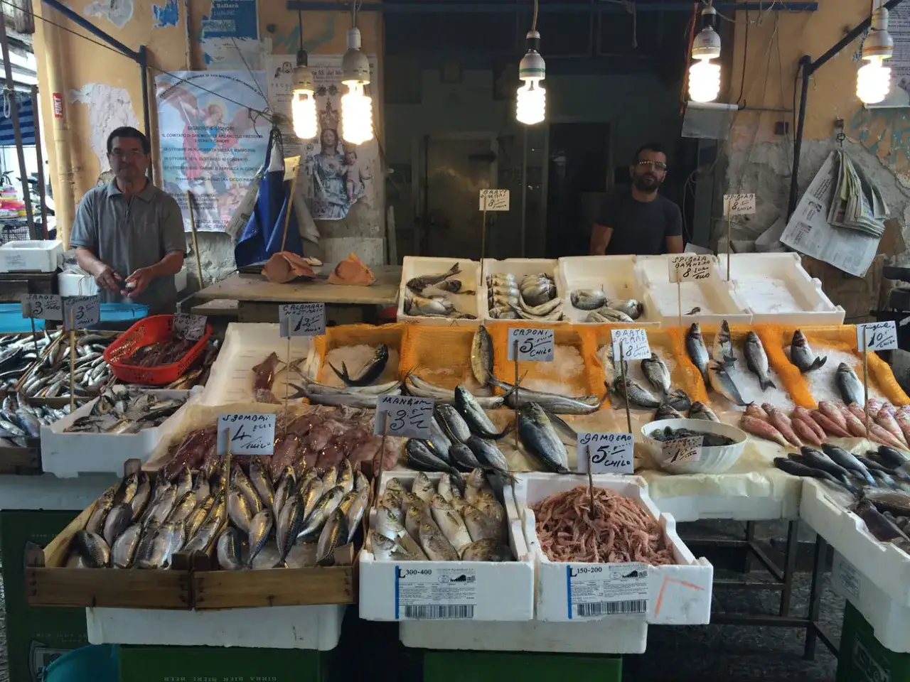 Mercato del pesce a Palermo: banchi pieni di pesce fresco, molluschi e crostacei. Un'ottima occasione per scoprire cosa visitare e gustare.