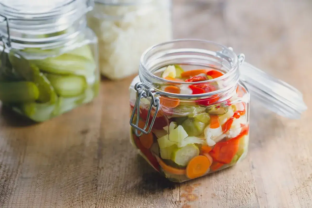 La vera giardiniera fatta in casa: cetrioli, carote e peperoni in un barattolo di vetro.