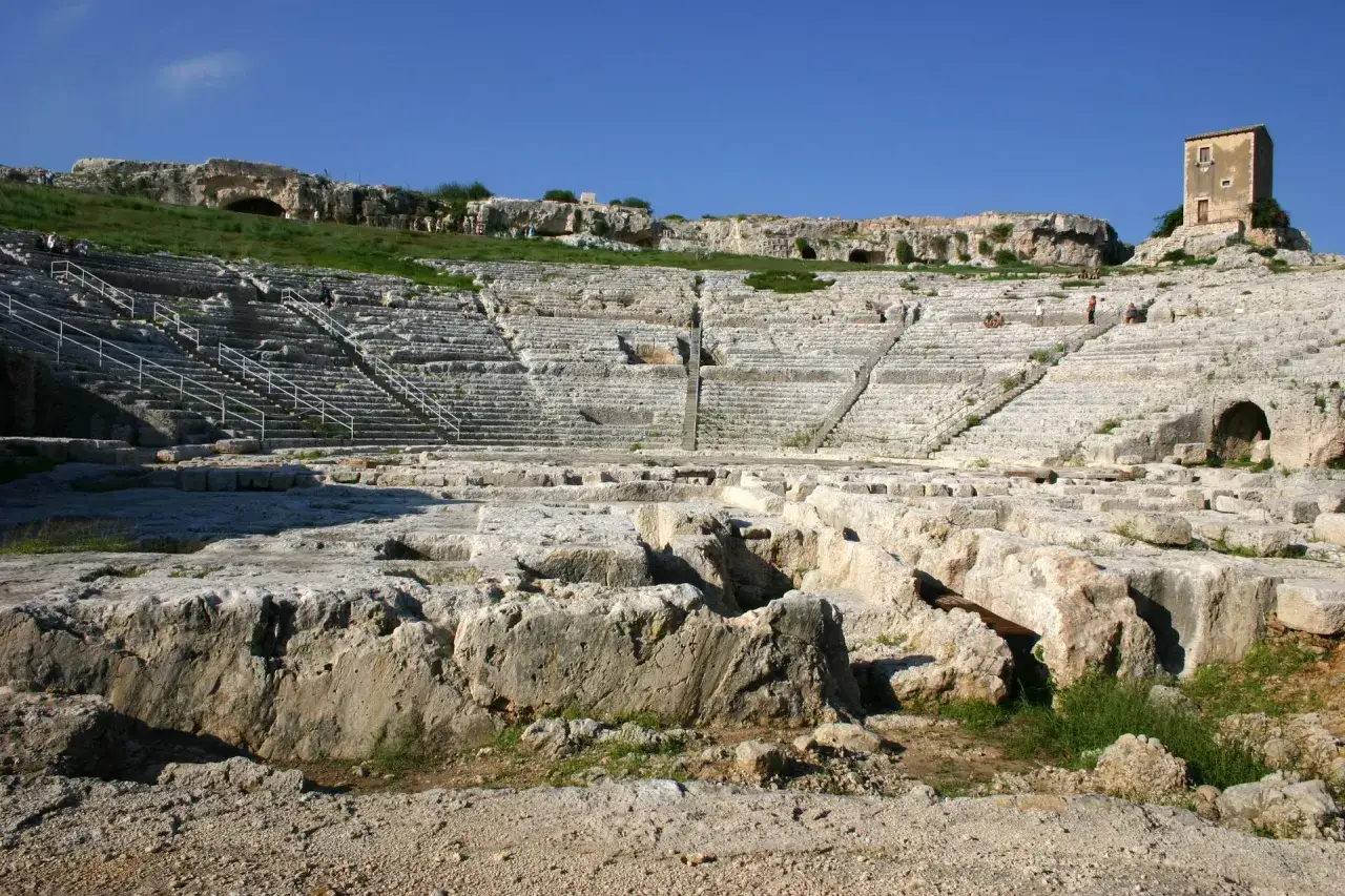 Il Teatro Greco di Siracusa, un luogo imperdibile per chi cerca cosa vedere a Siracusa, con le sue gradinate imponenti e la vista sul mare.